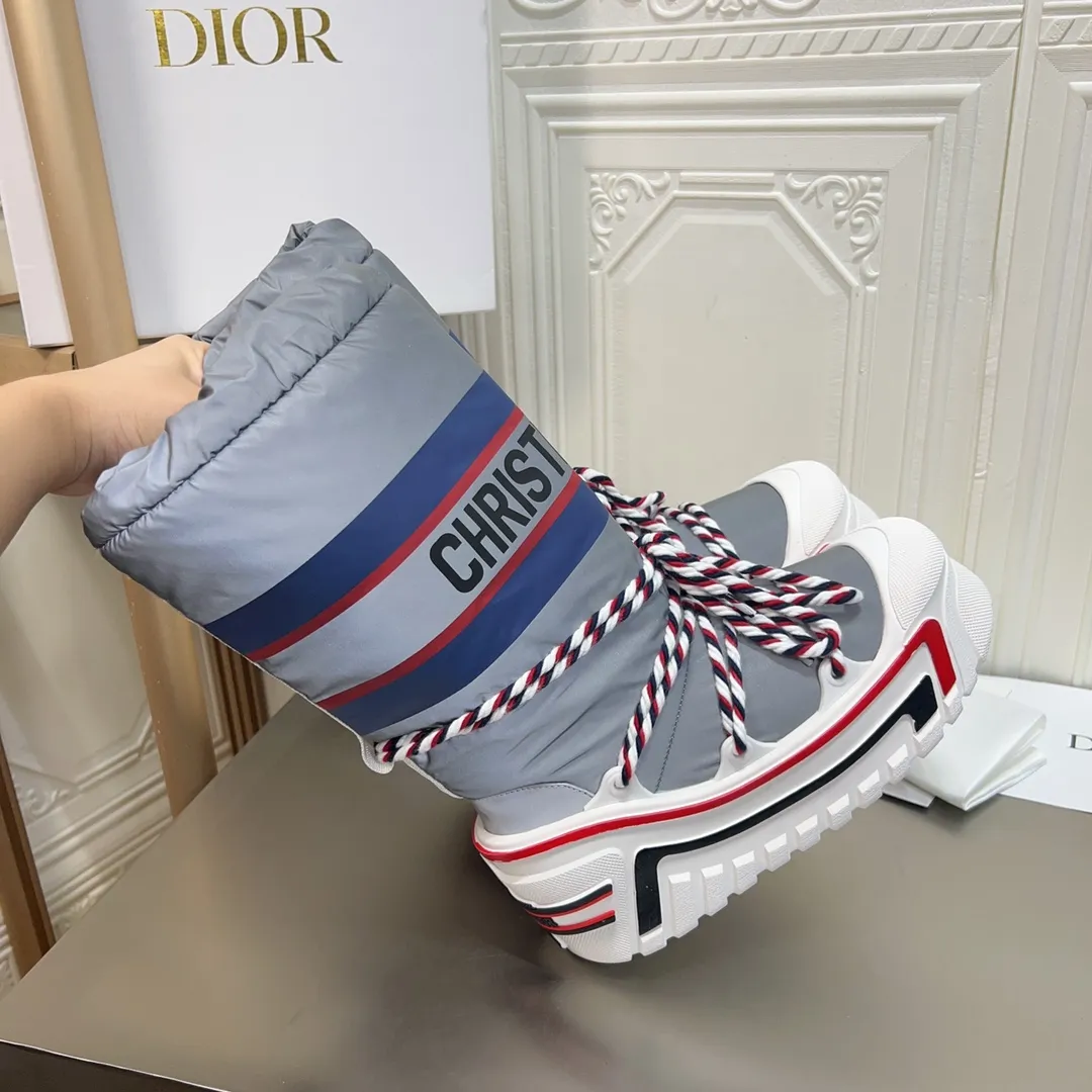 Men's shoes p600! The highest version on the market, Dior Dior's king style snow boots, ski boots, fat and cute, so cute →_→ from the DiorAlps limited series, unique. Shiny nylon Oblique print upper with criss-cross straps for an ideal fit. The technical fabric of the boot shaft, short-cut version, can be worn in the city or in the mountains. It makes the calf slimmer and taller, warm and concave. The boot shaft and sole are made of original waterproof padded lining. The embroidered fabric is original star ⭐ rubber non-slip thick sole and multi-module combination outsole. The size is 35-40. 41Customized